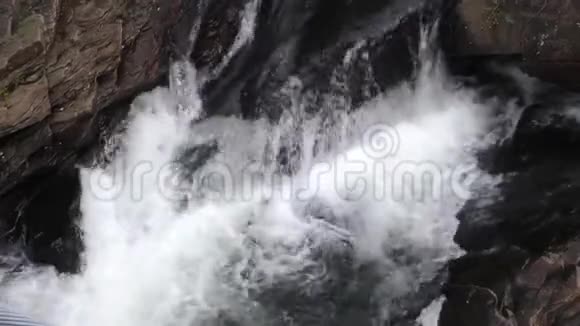 佐治亚州塔卢拉瀑布从吊桥上俯瞰飓风瀑布的近景视频的预览图