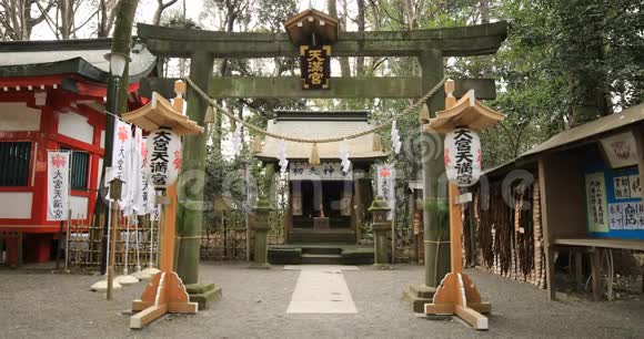 东京OomiyaHachiman神殿的大宗教大门视频的预览图