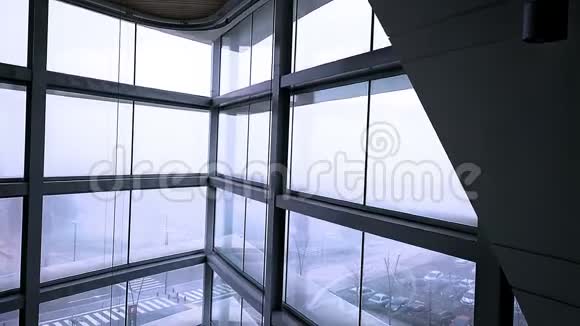 现代电梯在玻璃和金属中的地位视频的预览图