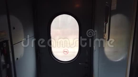 铁路客运和货运列车在路上从后窗观看视频的预览图