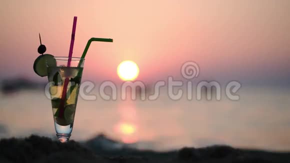 日落时分在海滩上的莫吉托视频的预览图