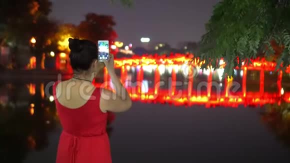 桥梁那个穿红色短裙的女人在晚上拍湖的照片去越南旅游视频的预览图