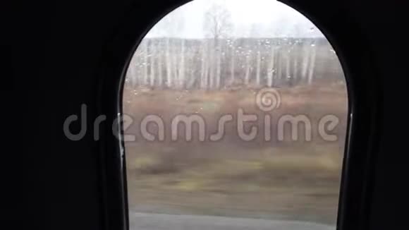 铁路客运和货运列车在路上从后窗观看视频的预览图