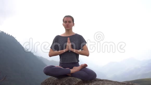 越南萨帕山崖上的女性冥想和放松莲花姿势视频的预览图