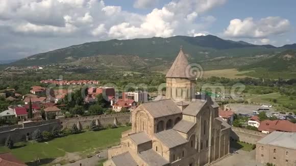 格鲁吉亚第比利斯附近的Svetitskhoveli东正教大教堂和历史和旅游小镇Mtskheta的空中徒步旅行视频的预览图