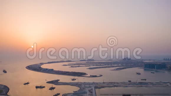 日落和夜晚在迪拜的人工岛屿上时光流逝视频的预览图