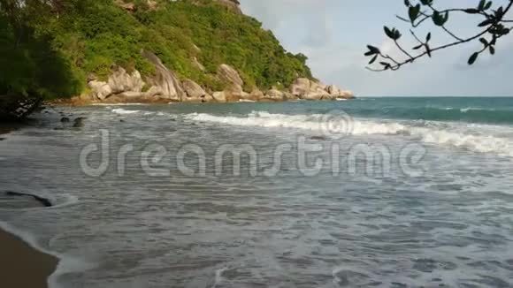 美丽的大海附近的绿色悬崖泰国阳光明媚的一天高耸入云的碧海在高方根粗糙的绿色悬崖荡漾视频的预览图