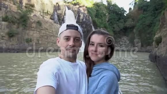 越南达拉特瀑布附近的快乐情侣自拍视频的预览图