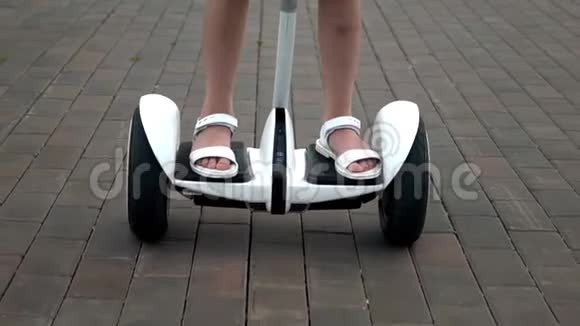 女孩骑在智能陀螺滑板车上视频的预览图