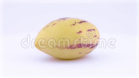 一个完整的成熟的黄色佩皮诺水果在转盘上旋转隔离在白色背景上特写镜头视频的预览图