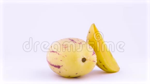 一个完整的半切成熟的黄色佩皮诺水果与水滴在转盘上旋转孤立在视频的预览图