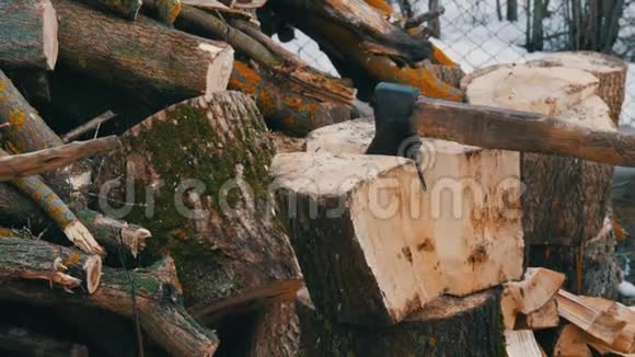 一根古老的大木斧在砍断的原木的背景下砍倒树干视频的预览图