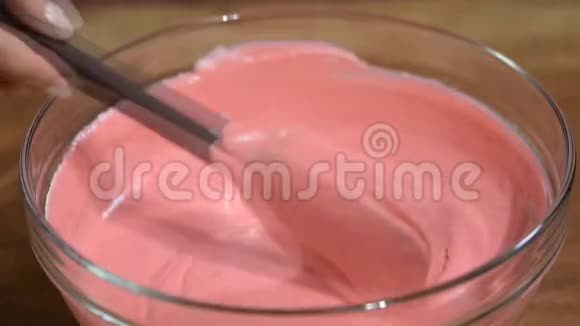 在碗里搅拌美味的覆盆子慕斯视频的预览图