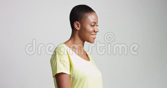 浅黄色T恤上漂亮的非洲模特视频的预览图