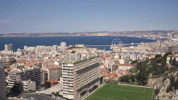 马赛市邻里和海岸线与大海全景视频的预览图