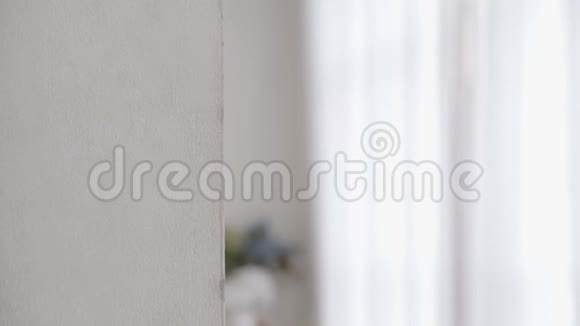 美丽的肖像年轻的亚洲妇女放松打开窗帘看着窗外的卧室早晨视频的预览图
