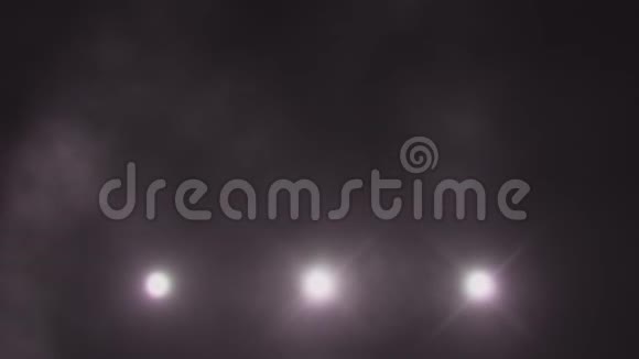 白色三级灯光下和烟雾VJ循环背景视频的预览图