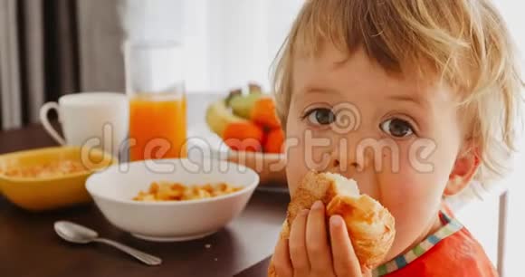 小孩子吃牛角面包早餐视频的预览图