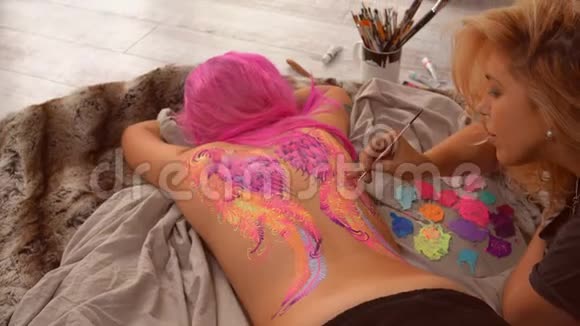 女性身体上粉色圆圈的画视频的预览图