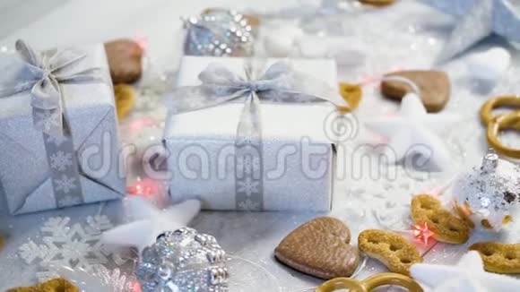 圣诞餐桌装饰有银礼品面包和自制饼干视频的预览图