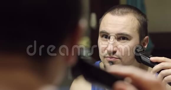 男式理发用电动剃须刀视频的预览图