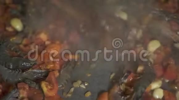 厨师烹饪虾与大蒜和胡椒在平底锅关闭在餐厅厨房准备西班牙菜厨师视频的预览图