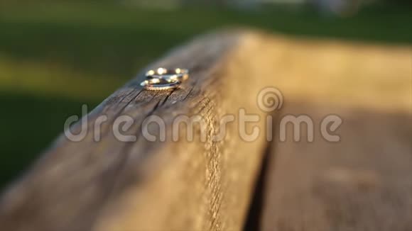 结婚戒指在阳光下视频的预览图