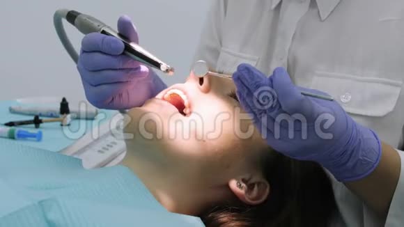 女性牙医抛光客户下牙视频的预览图