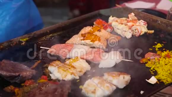挪威卑尔根市场上的烹饪海鲜视频的预览图