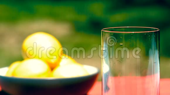把粉红色的柠檬水倒入玻璃杯中慢动作视频的预览图