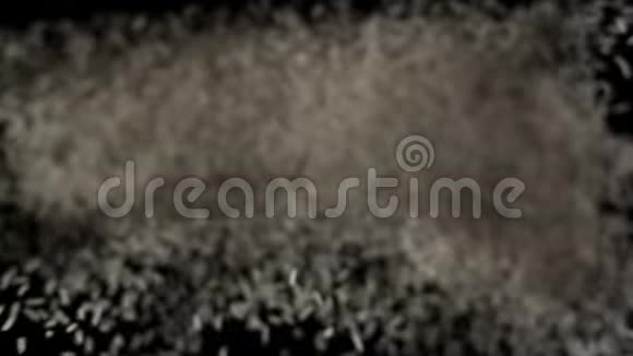 一堆长长的米粒在谷物种子爆炸后飞起视频的预览图