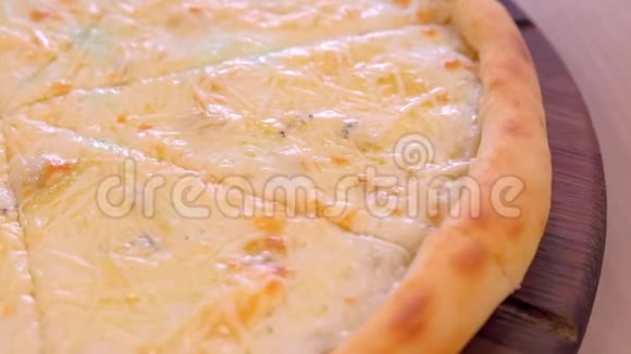 一半切片比萨饼与不同类型的奶酪在木板特写视图视频的预览图