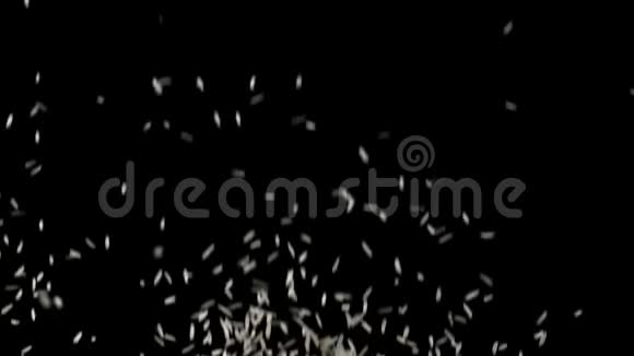 米粒在黑色背景上弹跳长粒谷物种子缓慢飞行视频的预览图