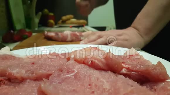 男人手在厨房里打肉视频的预览图