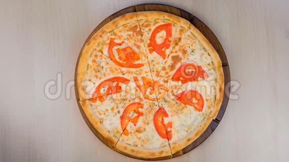 用西红柿和奶酪在木板上切片比萨饼上景视频的预览图