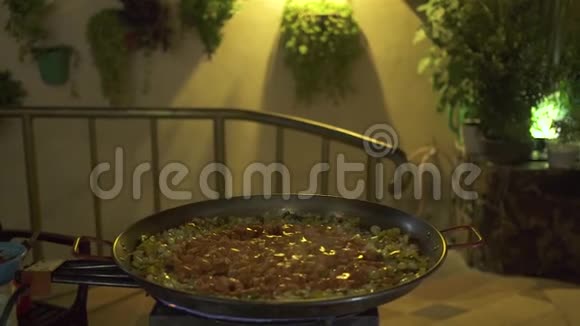 蔬菜大蒜甜椒和洋葱烹饪在海鲜饭锅户外海鲜饭派对准备蔬菜的过程视频的预览图