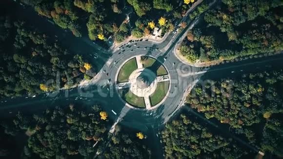 从空中俯瞰柏林胜利纵队和环形交叉路口的交通德国视频的预览图