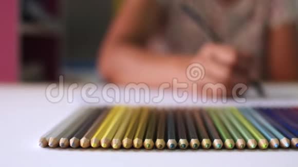 女设计师用彩色铅笔在桌子上画画视频的预览图
