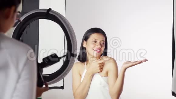 女模特在摄影师面前摆姿势视频的预览图