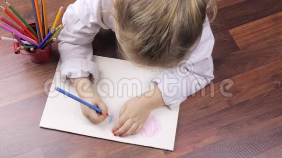 小女孩用铅笔画心视频的预览图