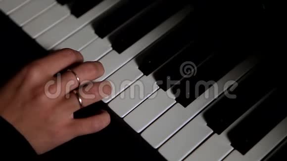 女人手在弹钢琴视频的预览图
