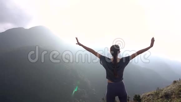 越南日出时站在山崖上的运动女子视频的预览图