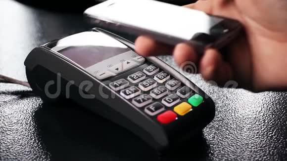 与您的智能手机无接触支付用信用卡终端上的智能手机设备付款无线支付视频的预览图