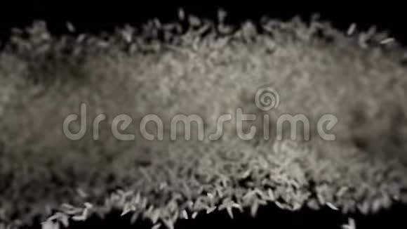 一堆长长的稻子被炸飞后白色的谷粒弹跳视频的预览图