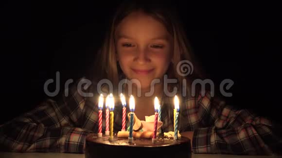 儿童生日派对在晚上吹蜡烛儿童周年庆祝活动视频的预览图