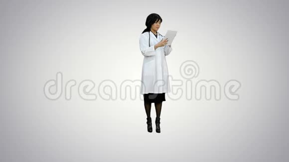 亚洲医生女士看白色背景的数码平板电脑视频的预览图