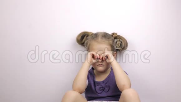 不开心的小女孩揉着眼睛视频的预览图