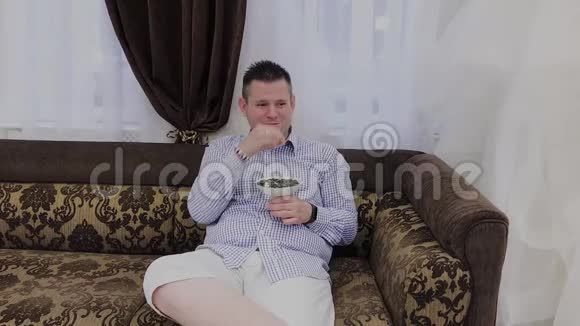 帅哥在沙发上吃黑种子视频的预览图