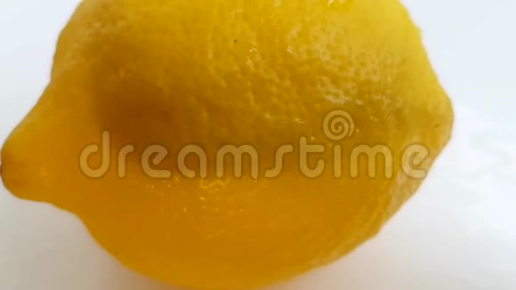 白底慢镜头上的柠檬柠檬水视频的预览图