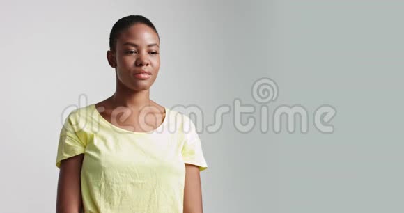 浅黄色T恤上漂亮的非洲模特视频的预览图